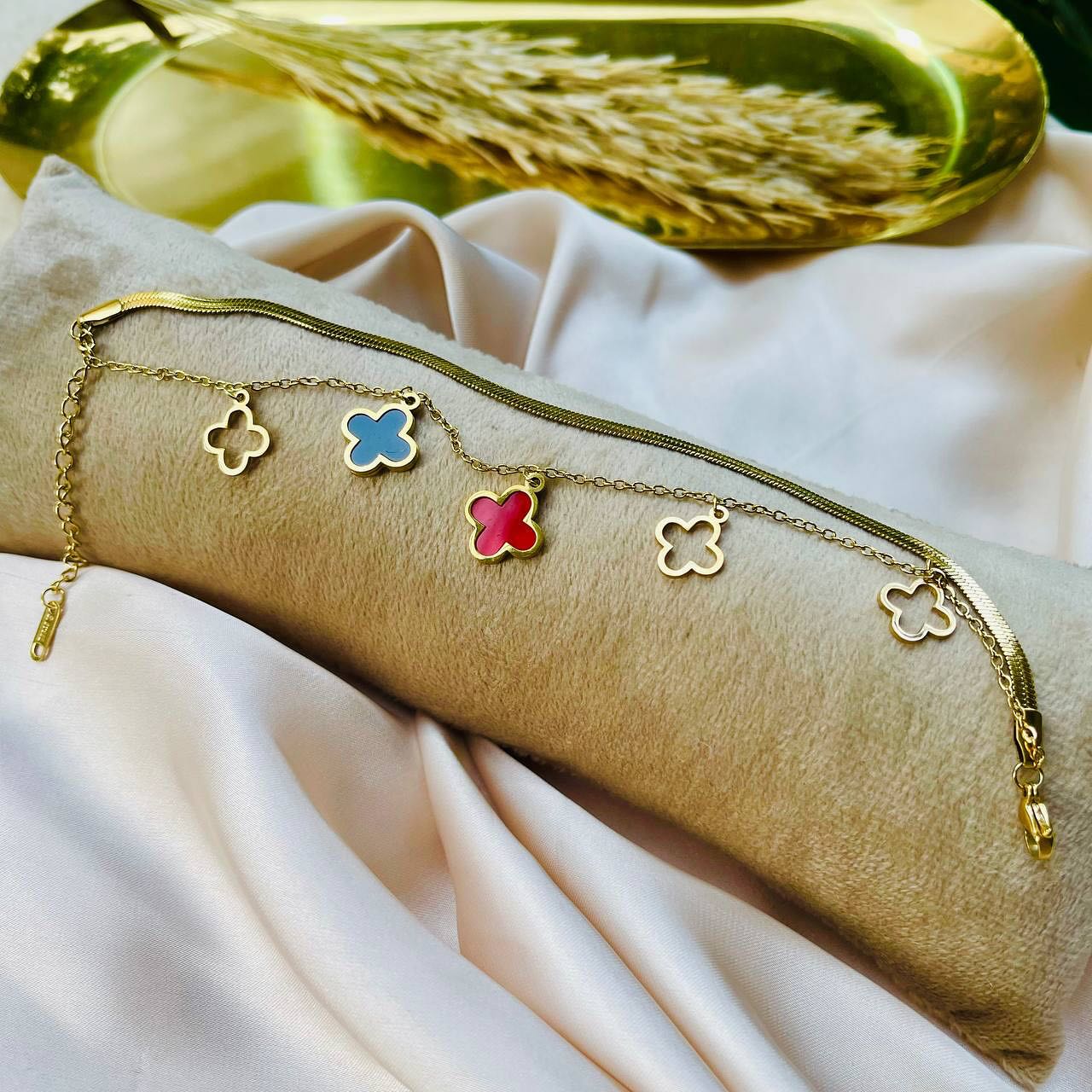 Elegant Clover Charm Bracelet – Gold Plated – Red, Blue, Black & White Enamel – Adjustable Chain